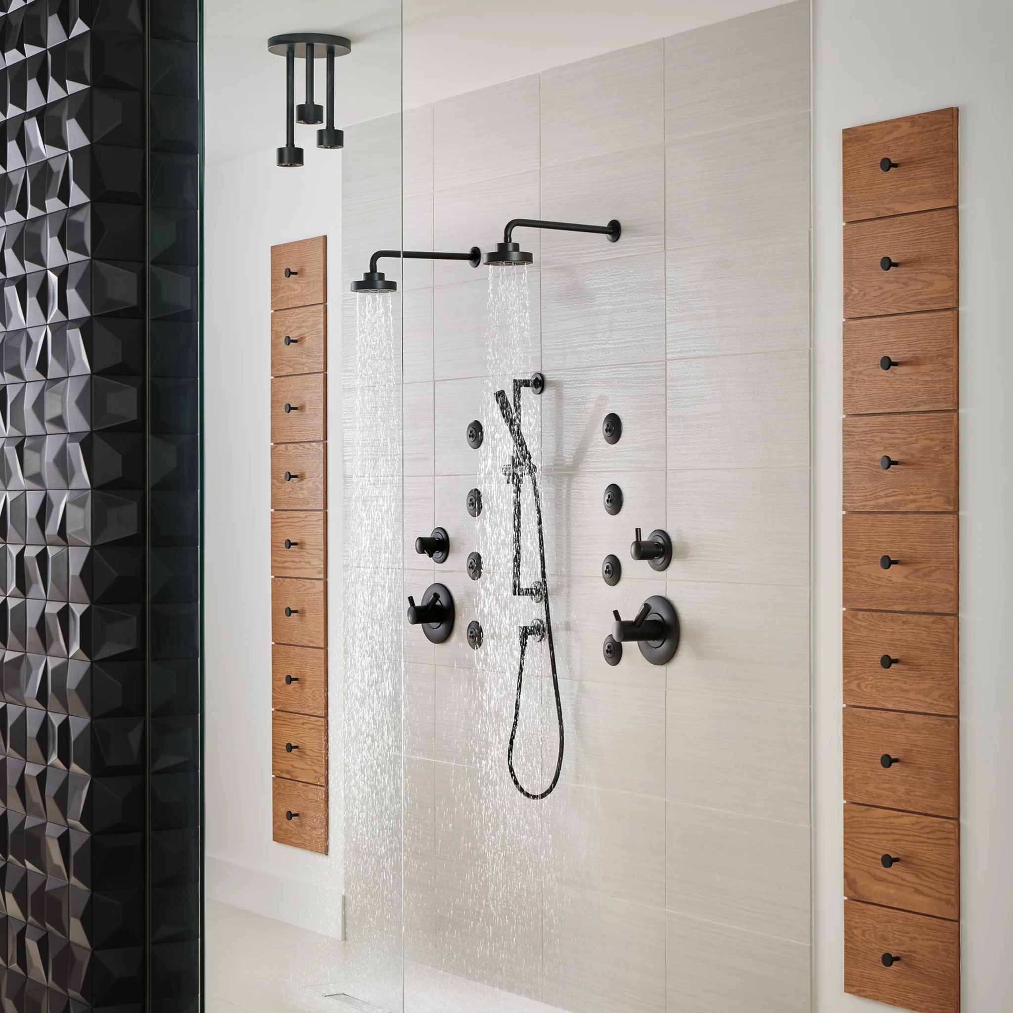 ESSENTIAL™ SHOWER HYDRACHOICE® INVIGORATING SPRAY HEAD WITH H2OKINETIC® TECHNOLOGY - Image 2