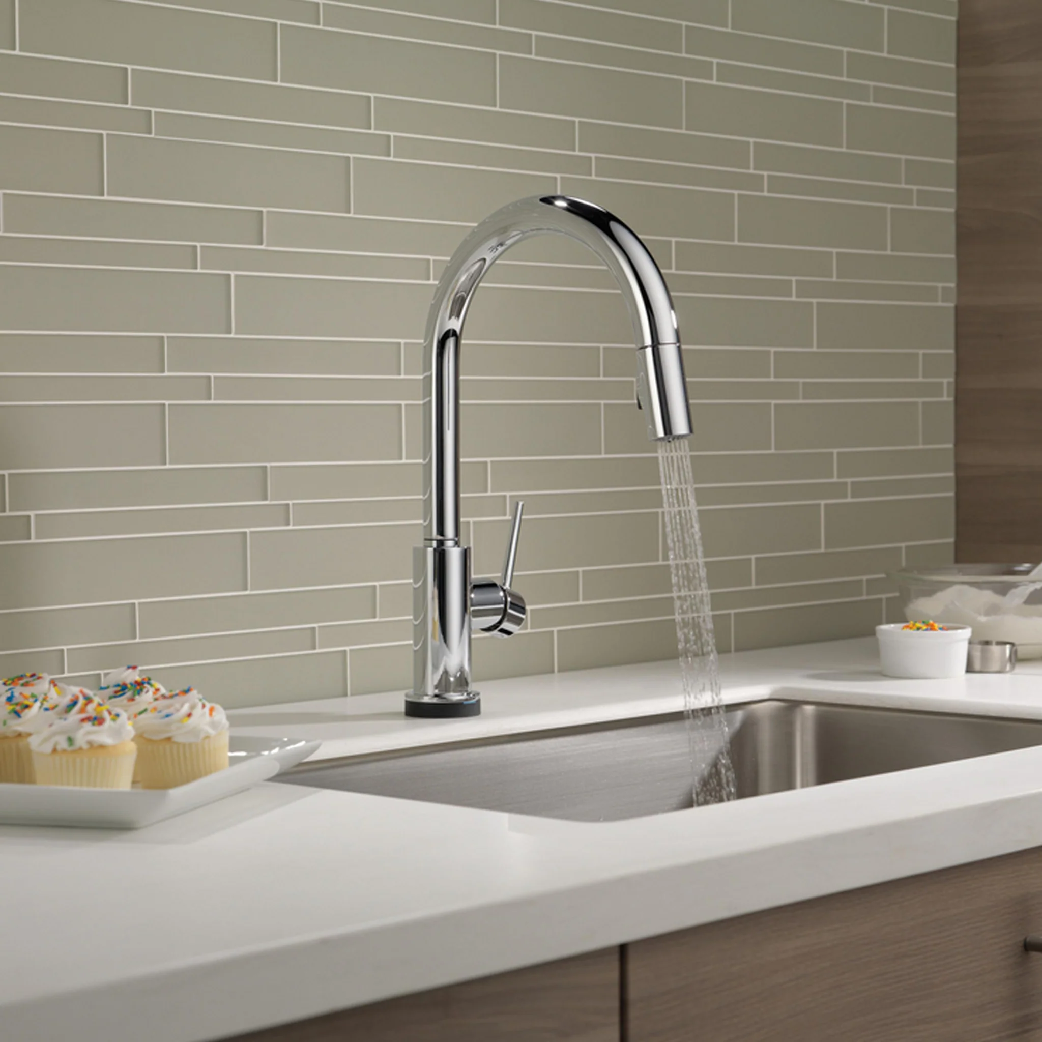 TRINSIC® VOICEIQ SINGLE-HANDLE PULL-DOWN KITCHEN FAUCET TOUCH2O - Image 2